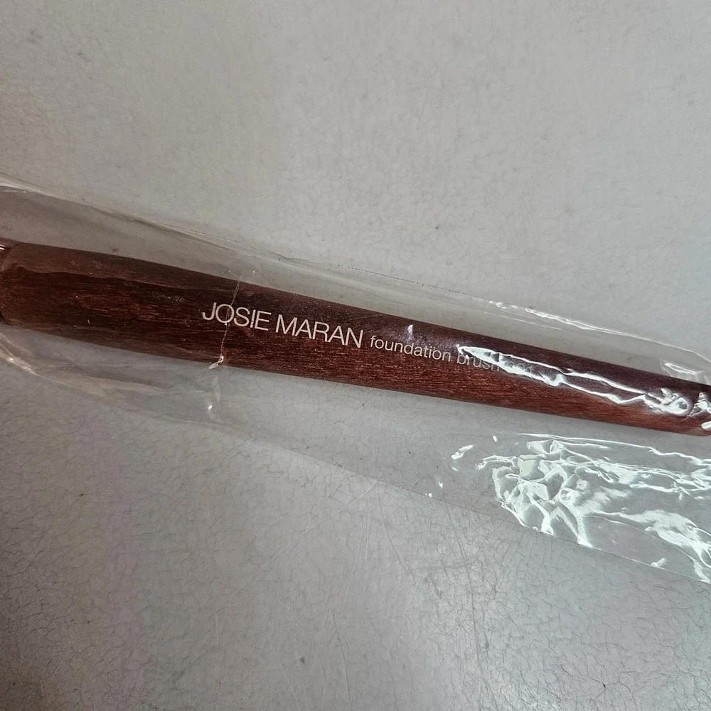 Josie Maran Foundation Brush 001 Brown Wood Handle Synthetic Bristles New